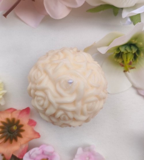 Bougie boule en forme de multiples fleurs aux différentes couleurs et senteurs